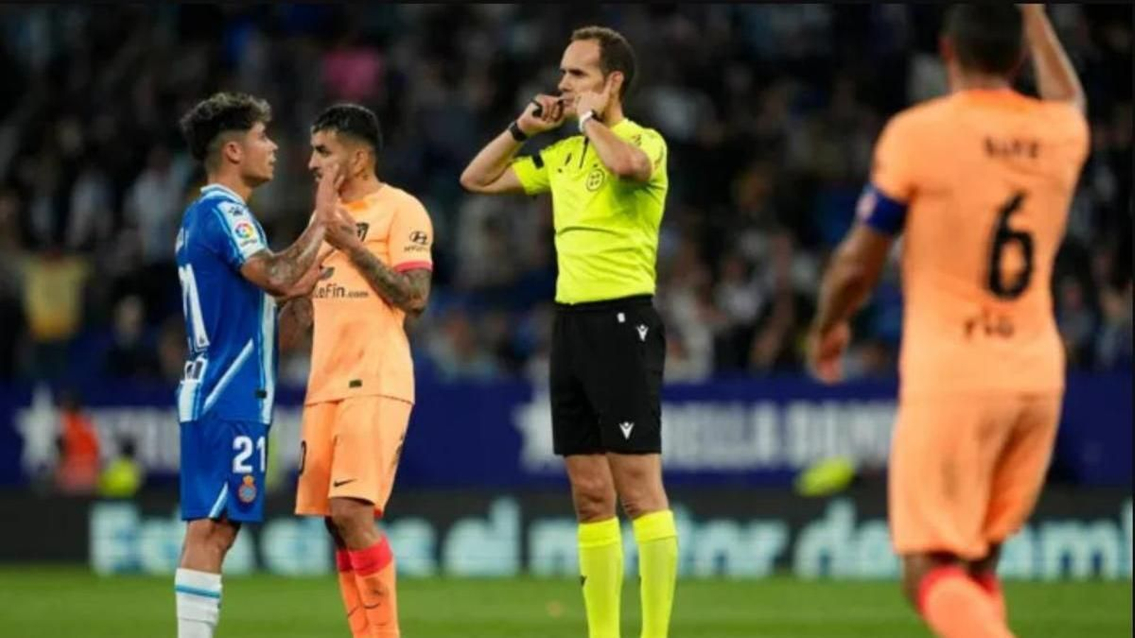 El árbitro González González se comunica con el VAR para determinar la decisión del gol.