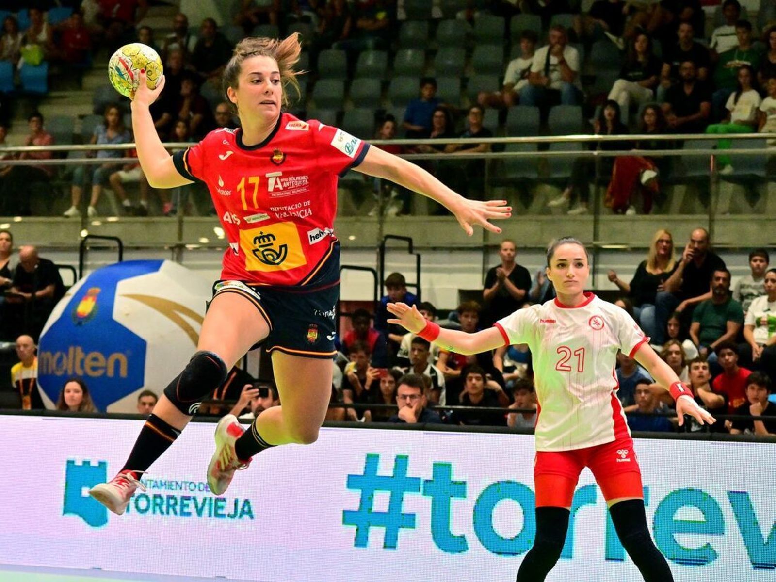 Jénnifer Gutiérrez lanza durante un partido del torneo en Torrevieja