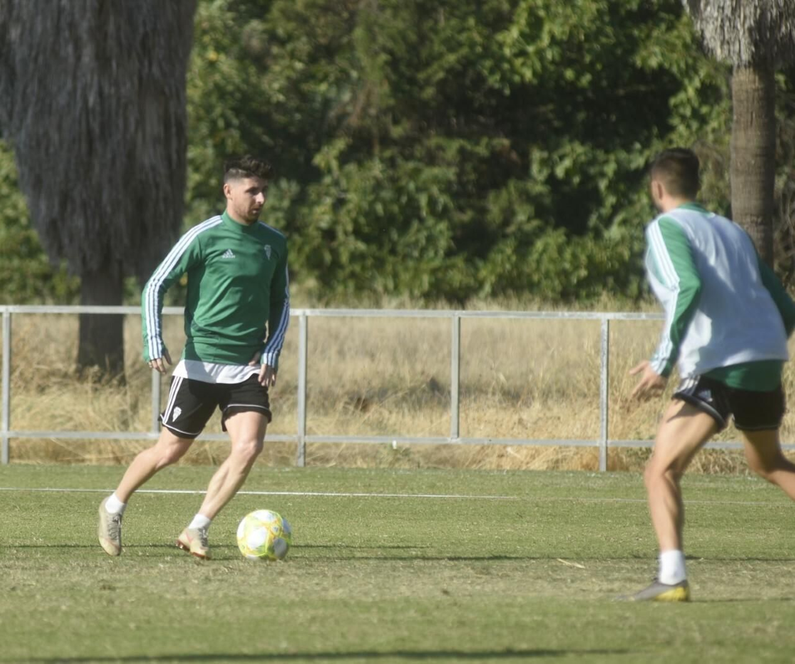 Javi Flores conduce el balón durante un entrenamiento