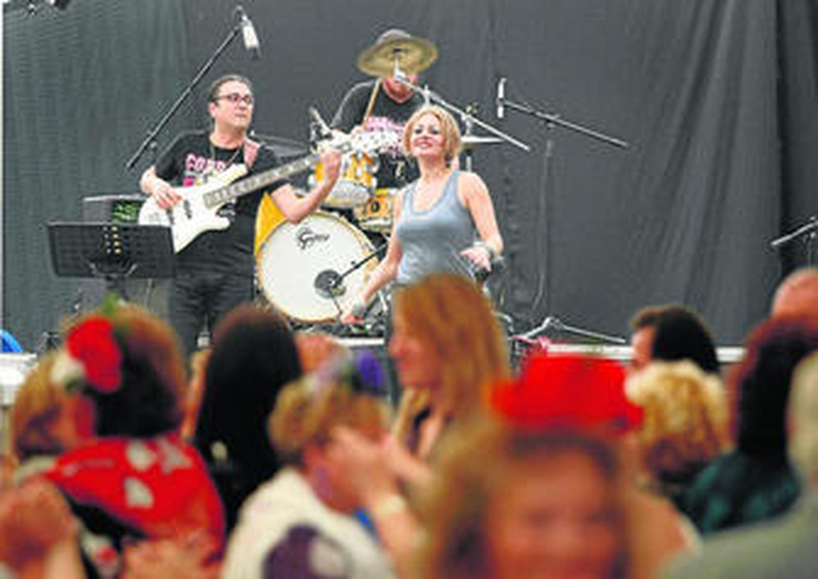 Algunos de los integrantes de la orquesta que actuó durante la tarde de ayer en la Caseta Municipal.