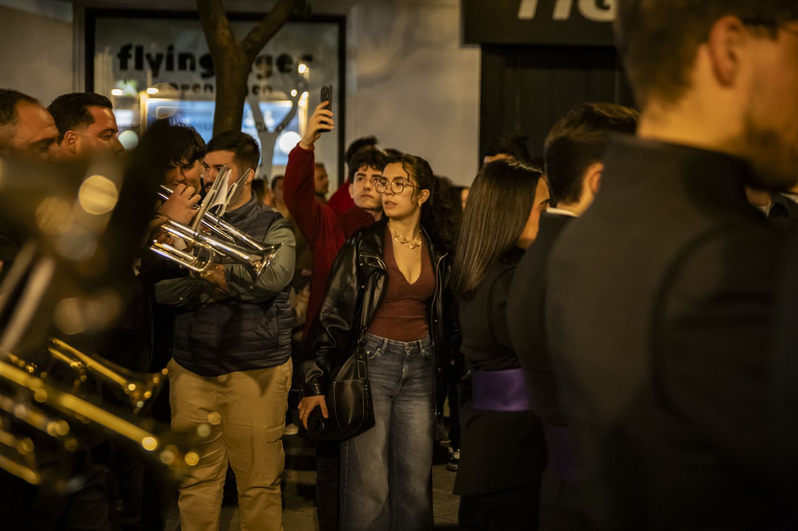 Multitudinario pasacalles de la Banda de las Cigarreras por el centro de Jerez