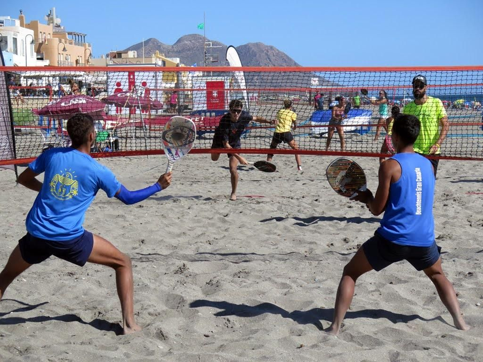 Acción de un encuentro de tenis playa durante una competición celebrada en tierras almerienses.