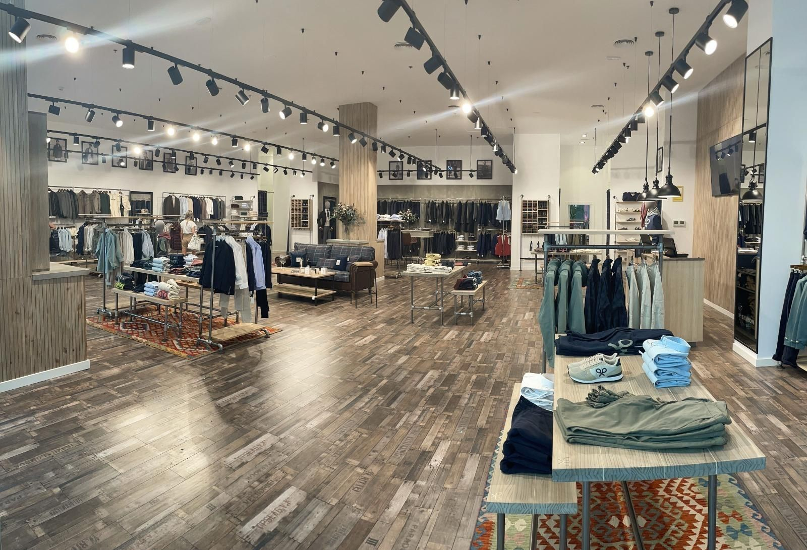 Interior de la tienda de Silbon en el centro comercial Nevada