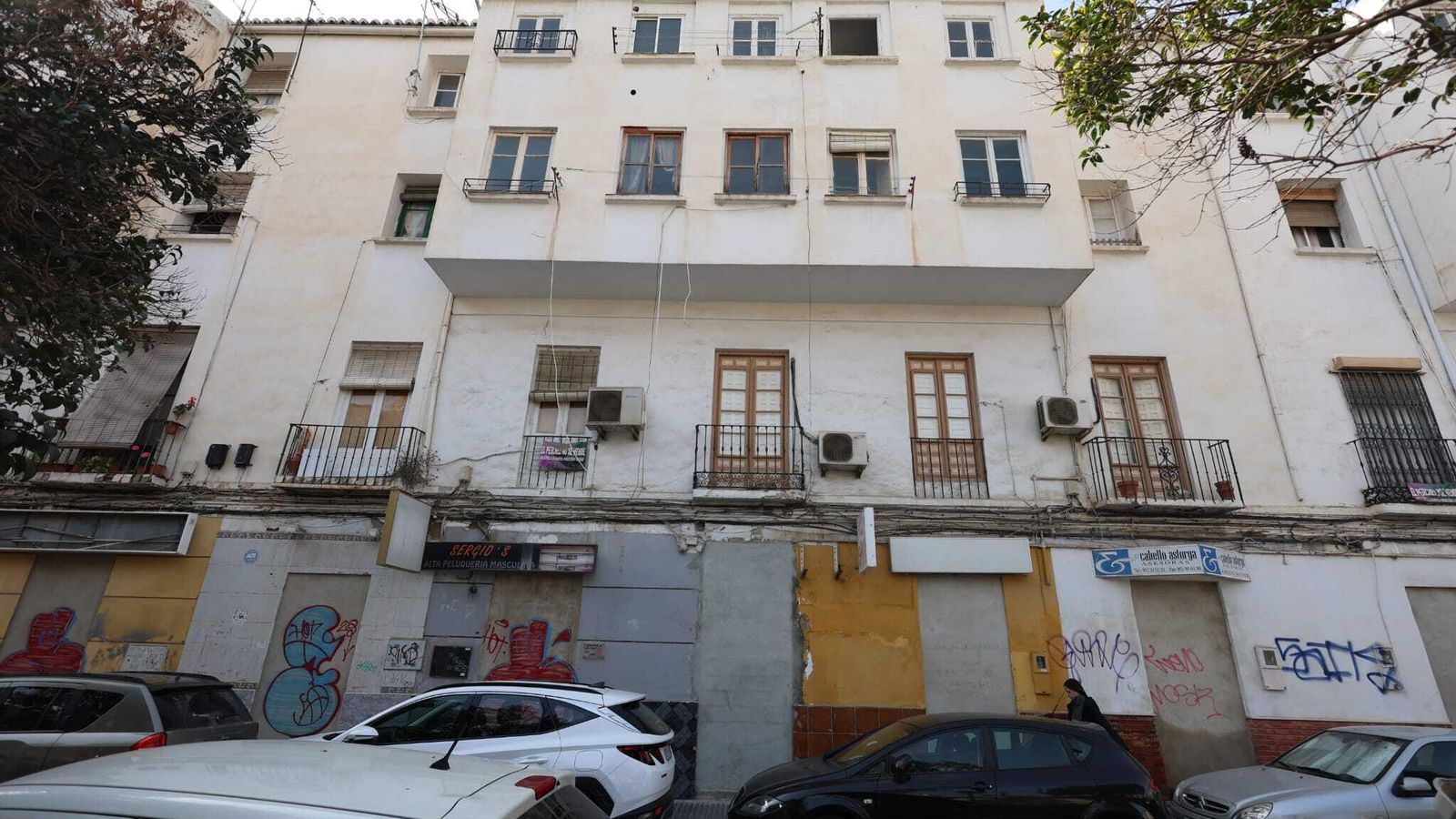 Locales y portales tapiados en Callejones del Perchel.