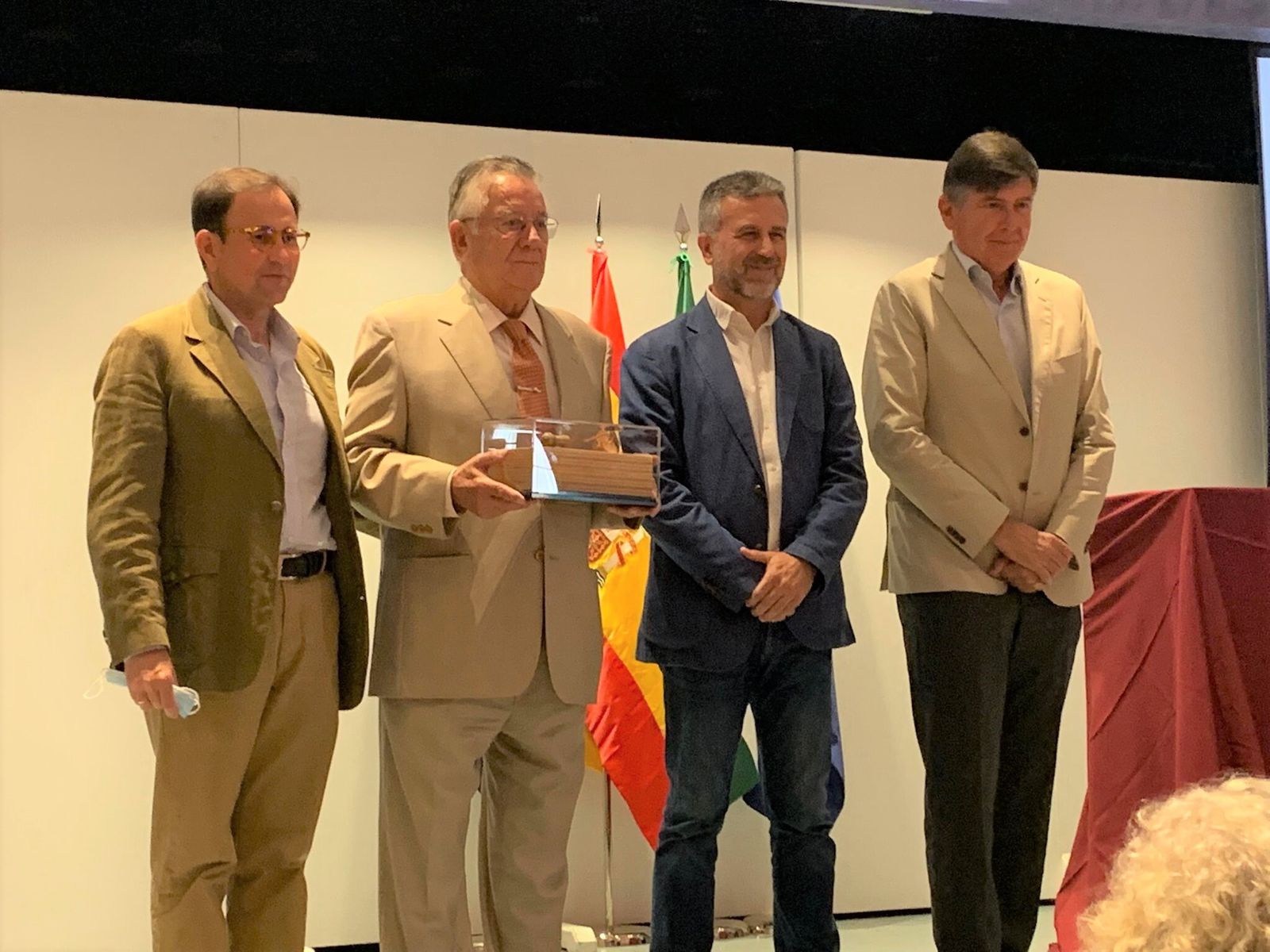 José Elías posa con el premio junto a Juan Manuel Ruiz (AMJA), Francisco Ángel Sánchez (Diputación de Córdoba) y Manuel Pimentel