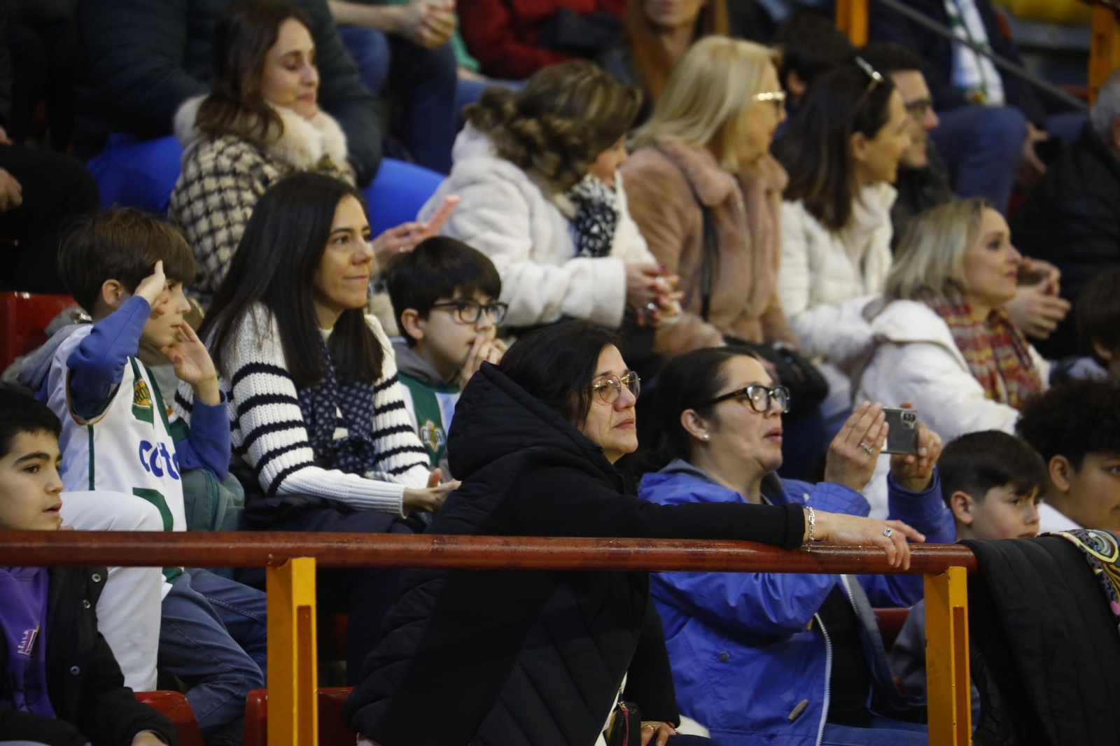 Las mejores fotos del ambiente en Vista Alegre para el Coto Córdoba - UDEA Algeciras