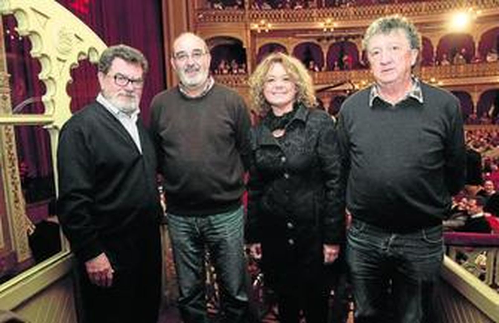 El jurado de 'Coplas para Andalucía' en el palco que ocupan en el Teatro Falla.