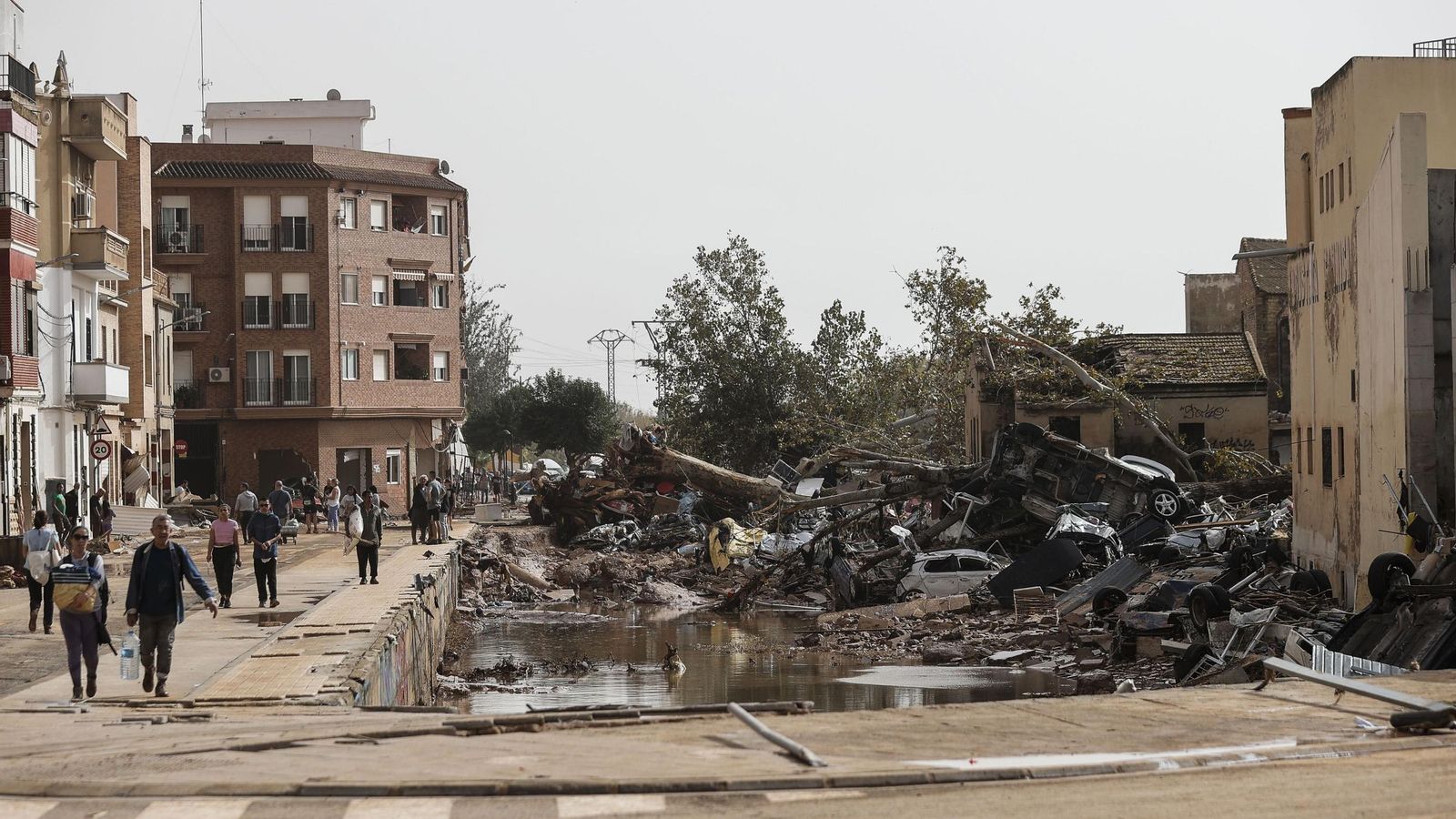 Así han quedado las calles de Valencia: desolación, barro y coches amontonados