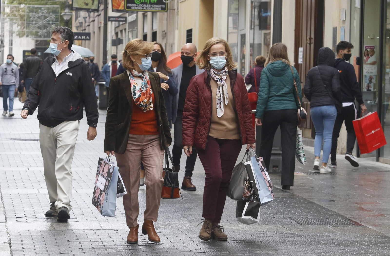 Varias personas caminan por el centro de Córdoba.