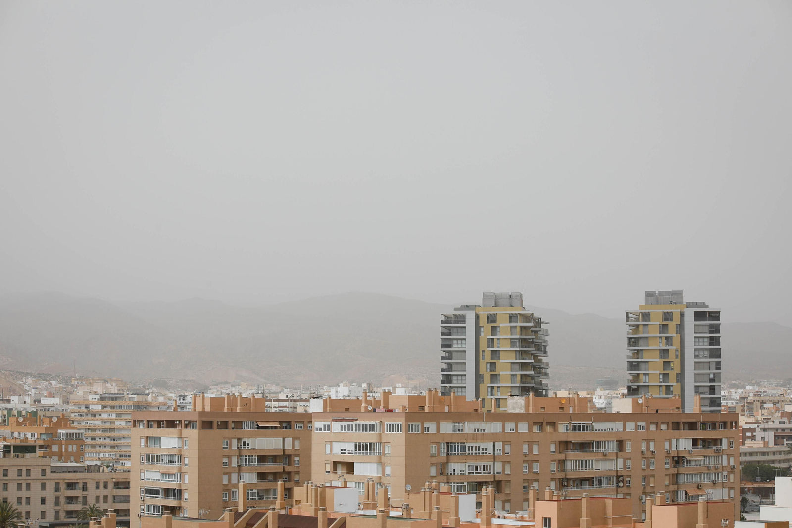 La calima de Almería en imágenes