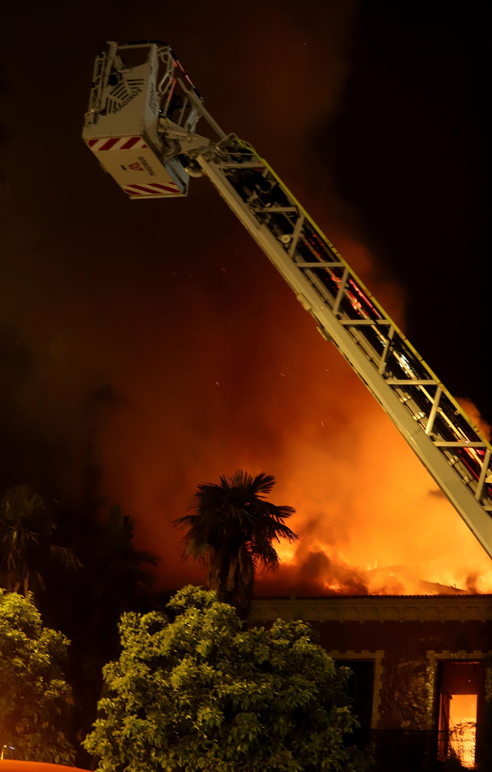 Imágenes del incendio del edificio de la Casona de Huelva en la Alameda