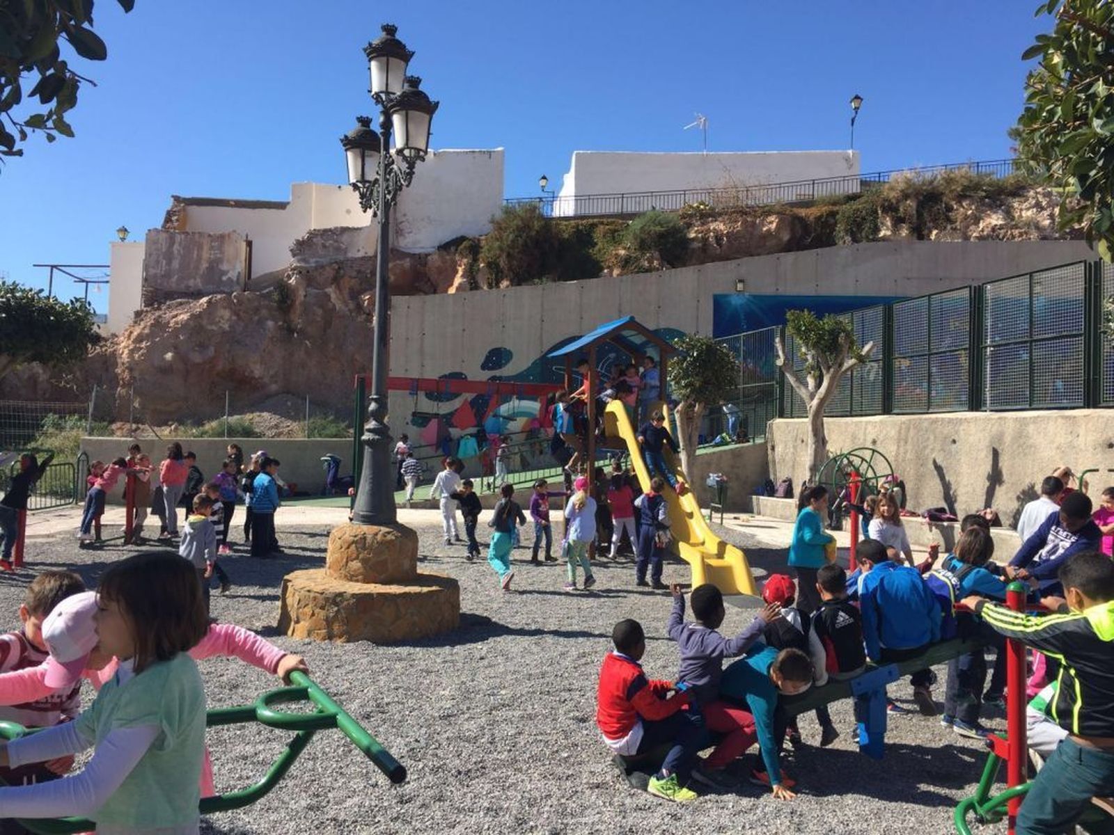 Niños jugando en un parque del municipio.