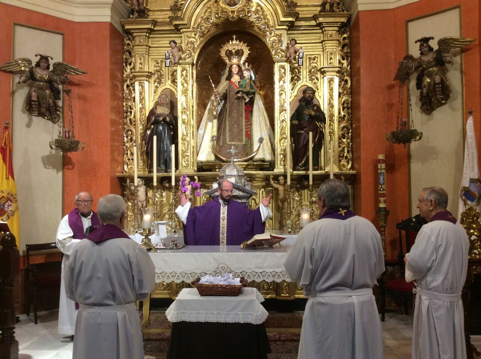 Los frailes carmelitas de San Fernando concelebran una eucaristía todas las mañanas a las ocho. a los pies de la Virgen.