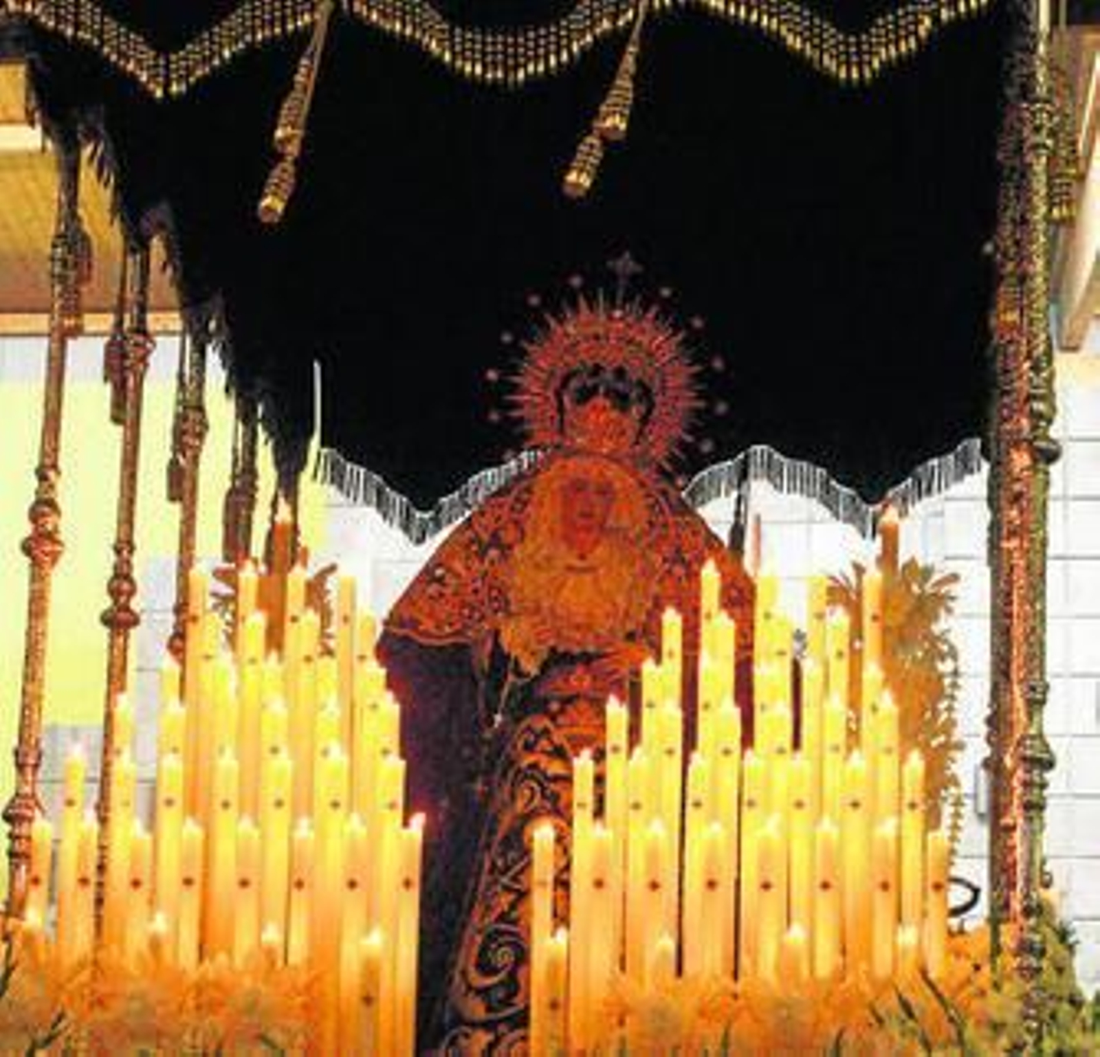 La Virgen de la Trinidad, bajo su palio.