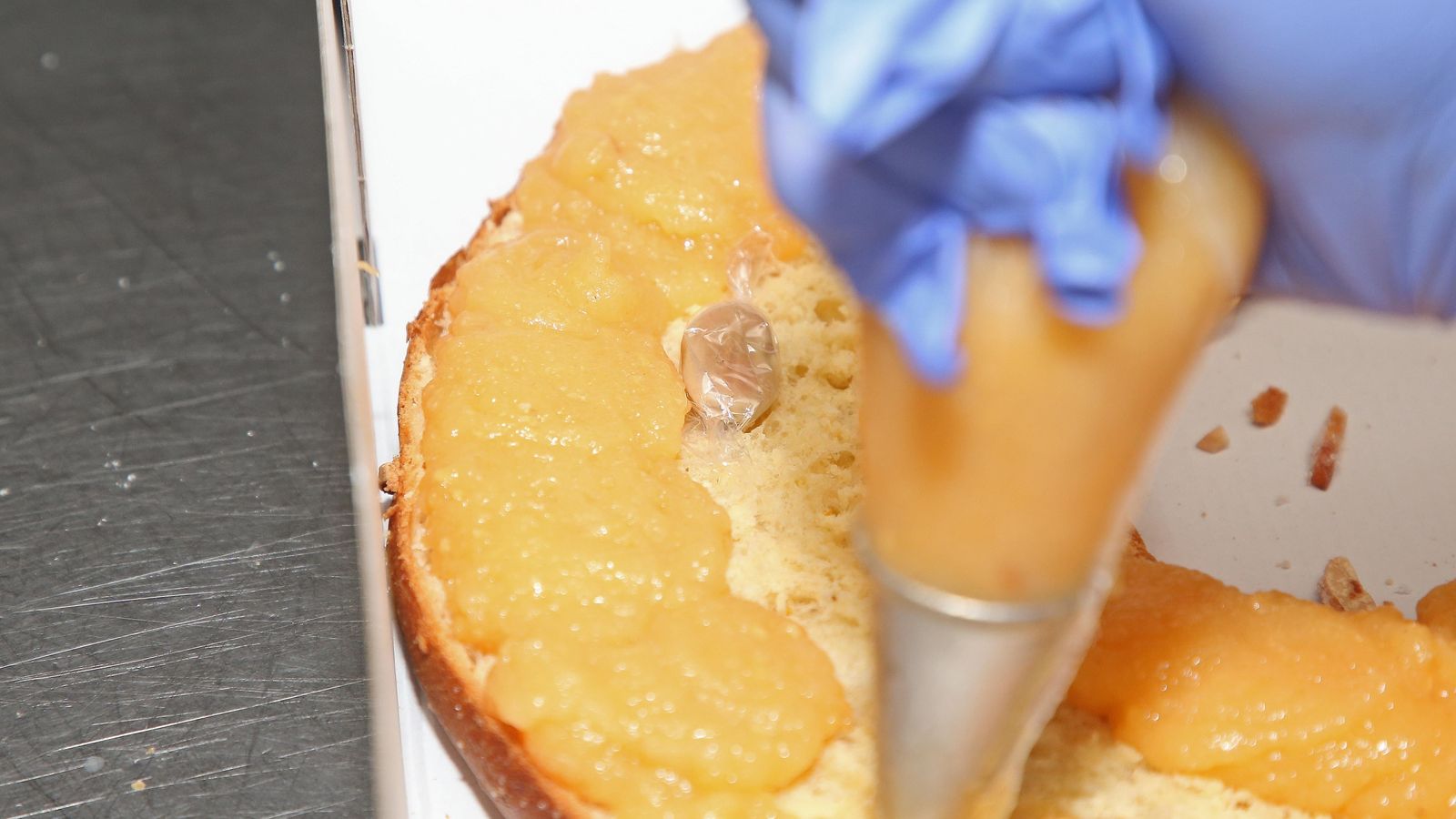 Un pastelero de La Tarifeña esconde el haba entre la crema pastelera.