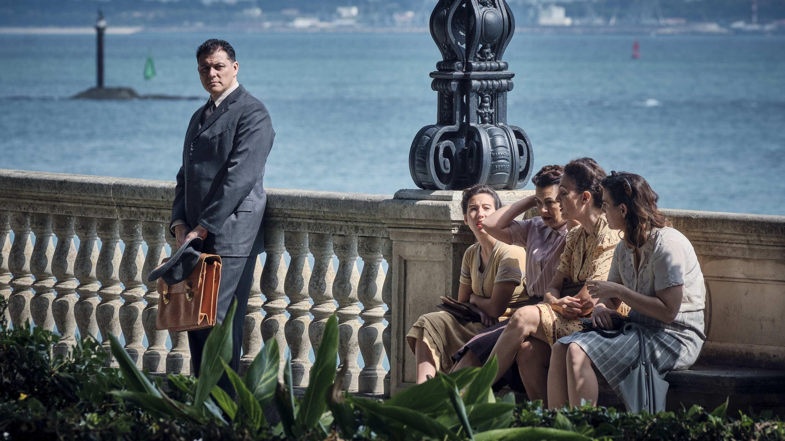 Momento del rodaje, en la Alameda, de la serie de Disney+ con Logan Lerman como protagonista.