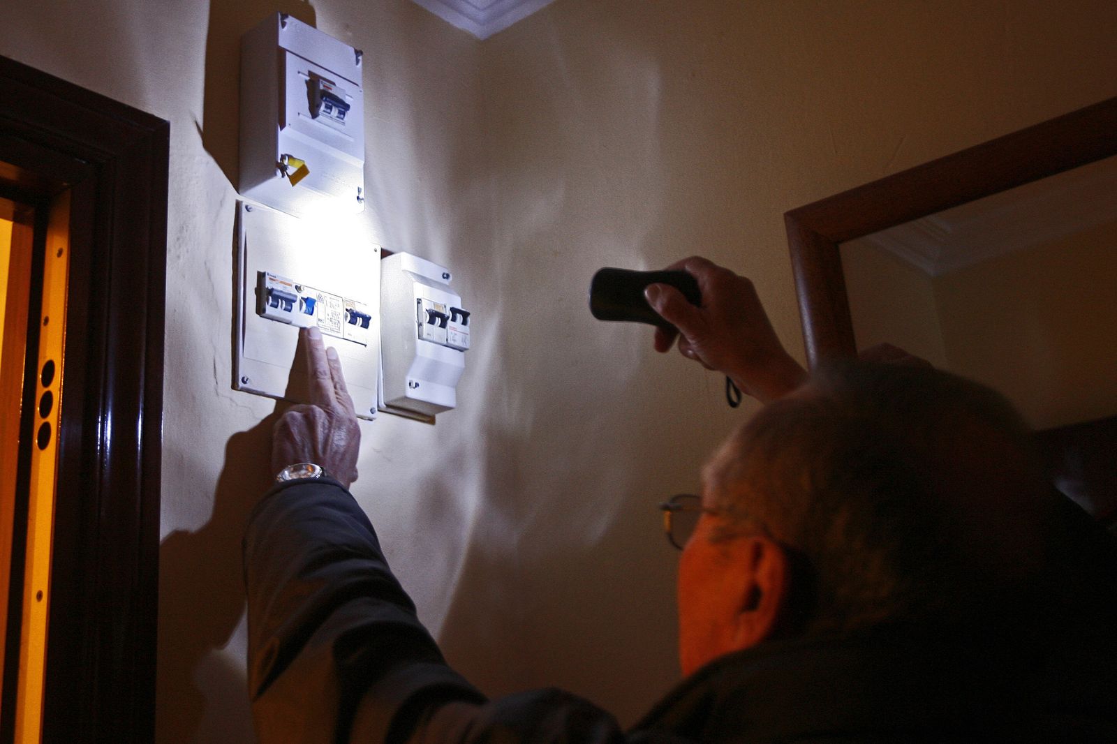Un electricista revisa la instalación de una vivienda.