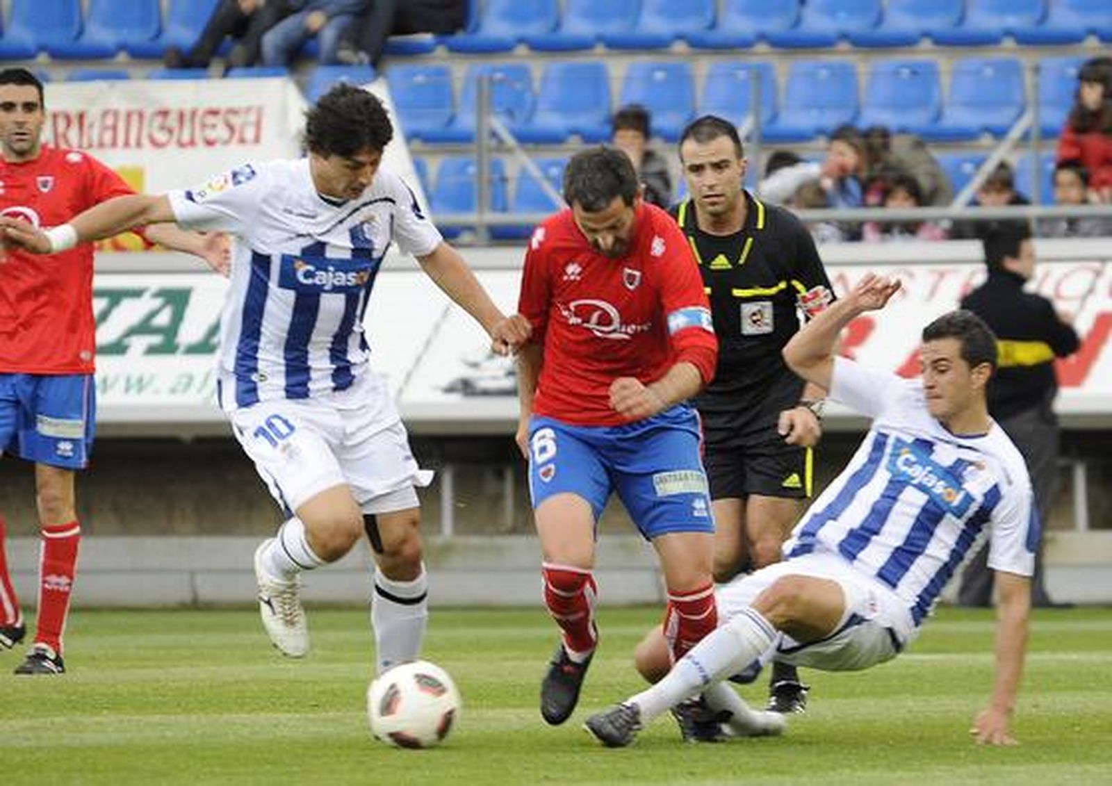 Jesús Vázquez intenta llevarse una pelota ante Nagore. / LOF