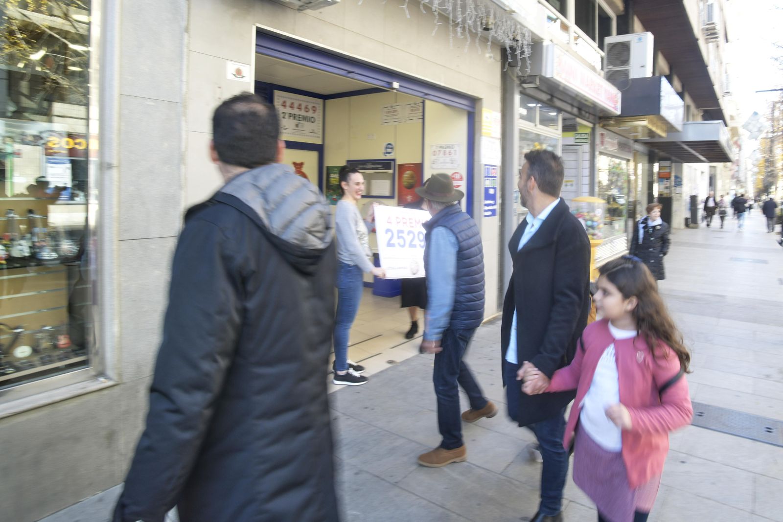 La celebración del Cuarto premio de la Lotería de Navidad en la Gran Vía de Granada, en imágenes
