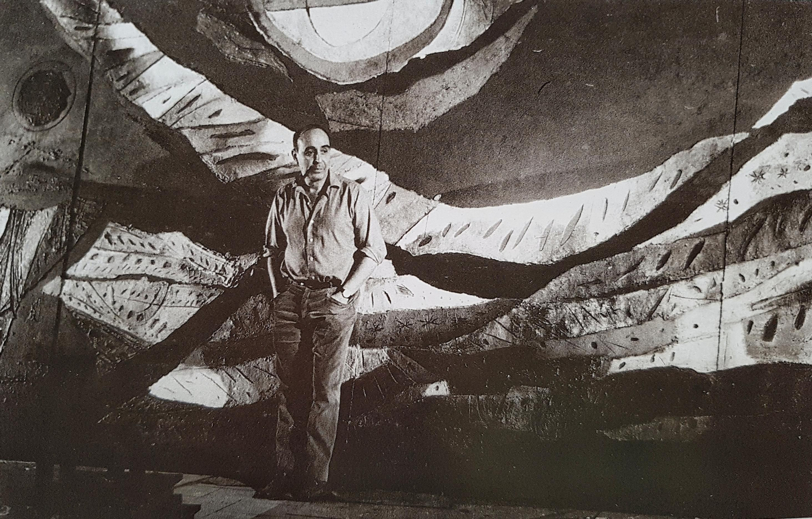José Caballero en Madrid (1967) ante su mural 'La noche de la partida', que decora actualmente el Salón de Plenos de la Diputación de Huelva.