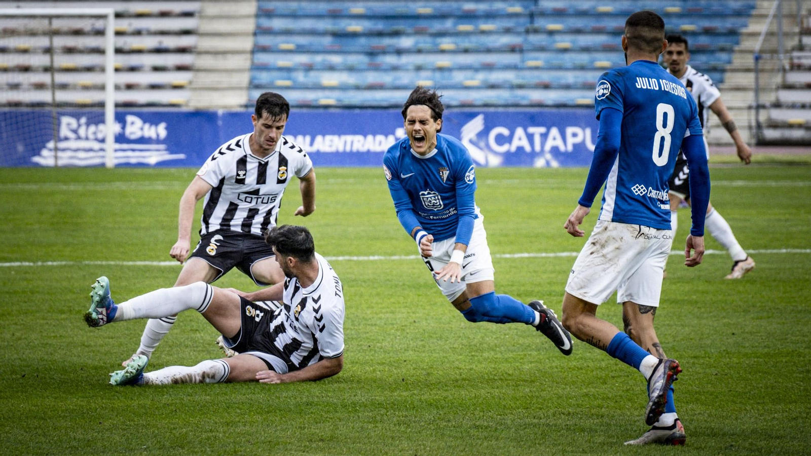 Las imágenes del partido de fútbol entre el San Fernando Club Deportivo y la Balompédica Linense