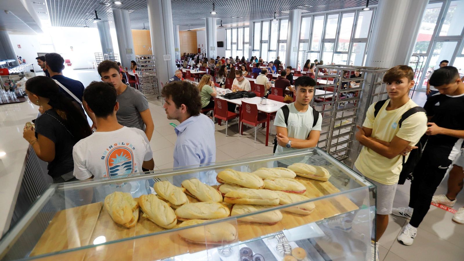 Alumnos durante el desayuno