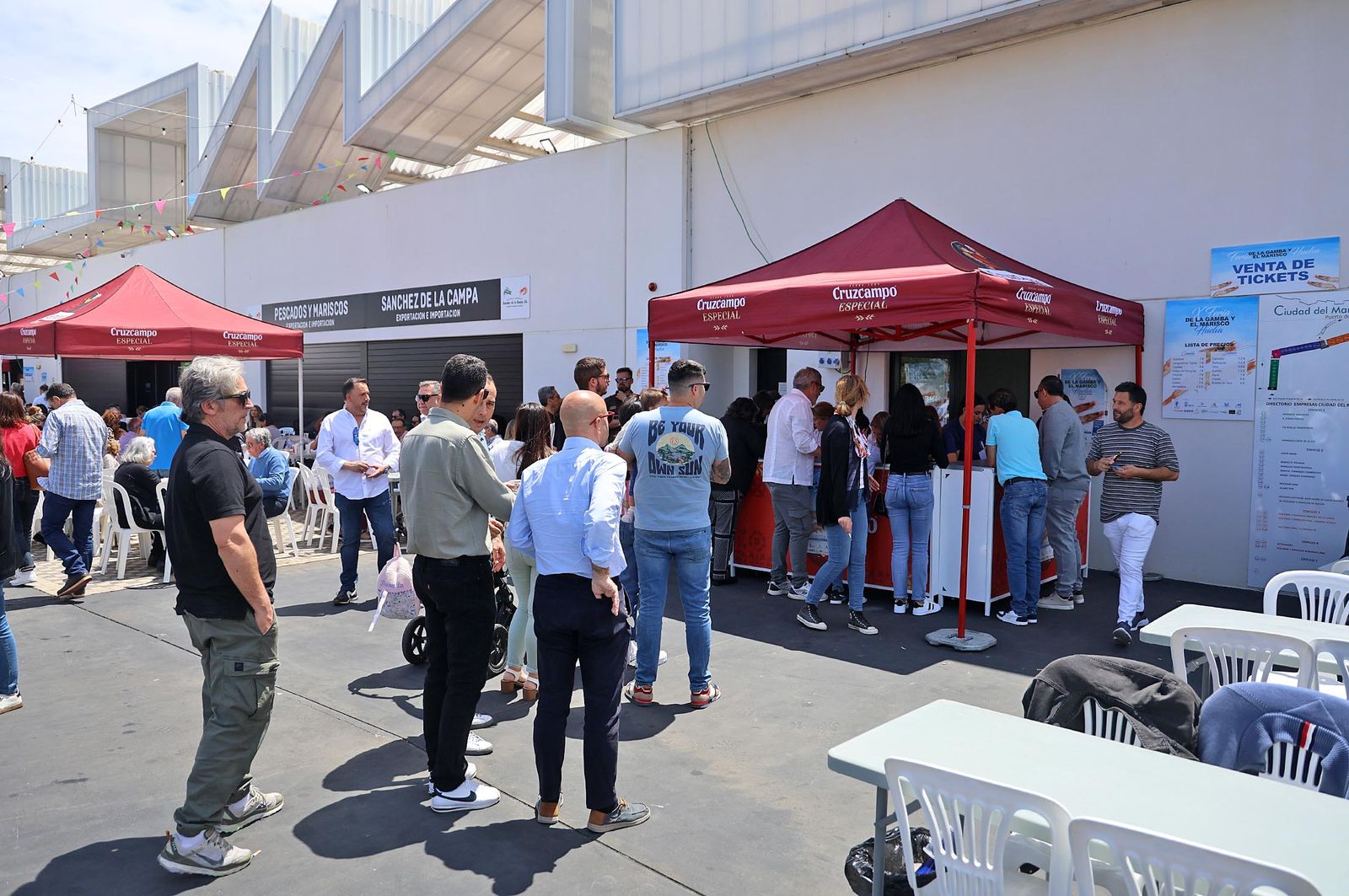 Imágenes del ambiente en la Feria de la Gamba y el Marisco de Huelva