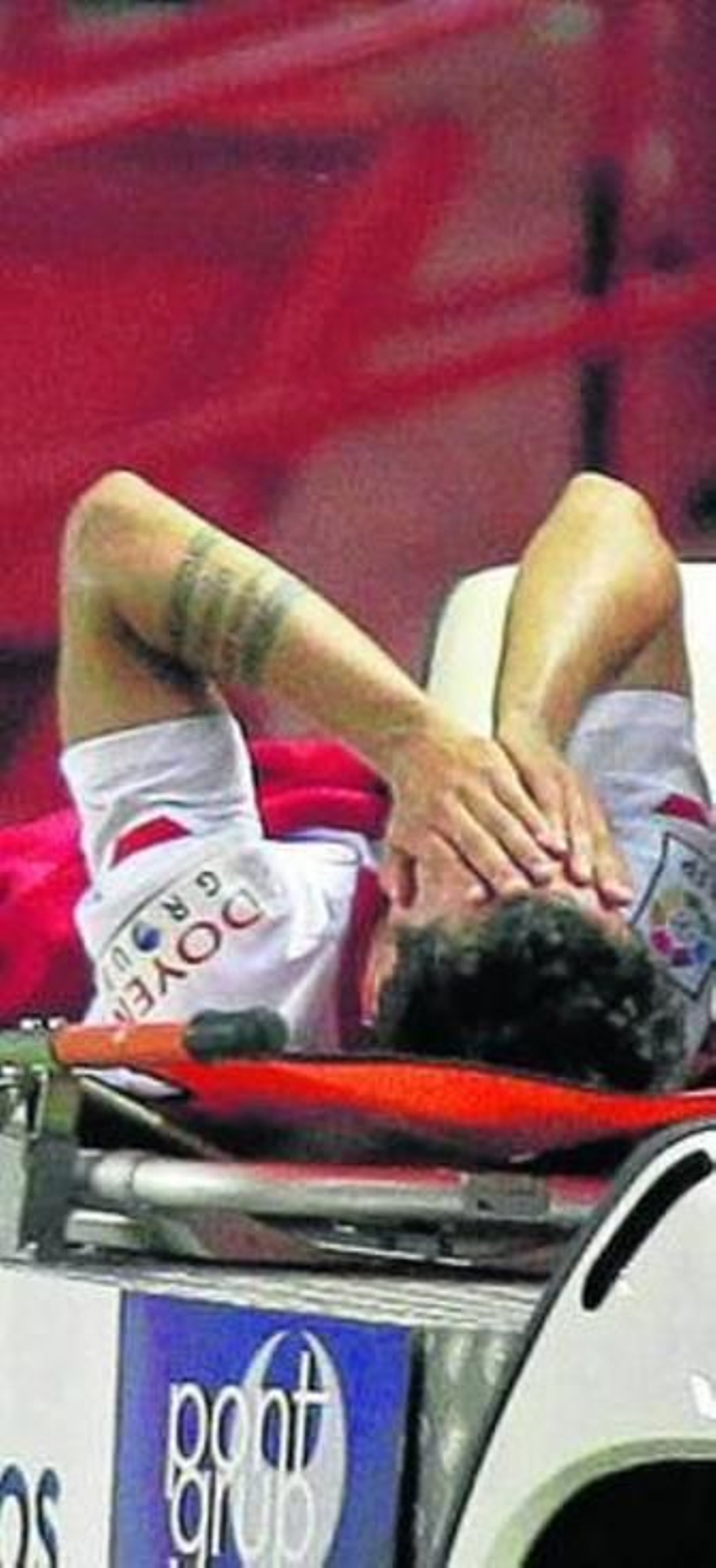 Cicinho, tras su lesión.