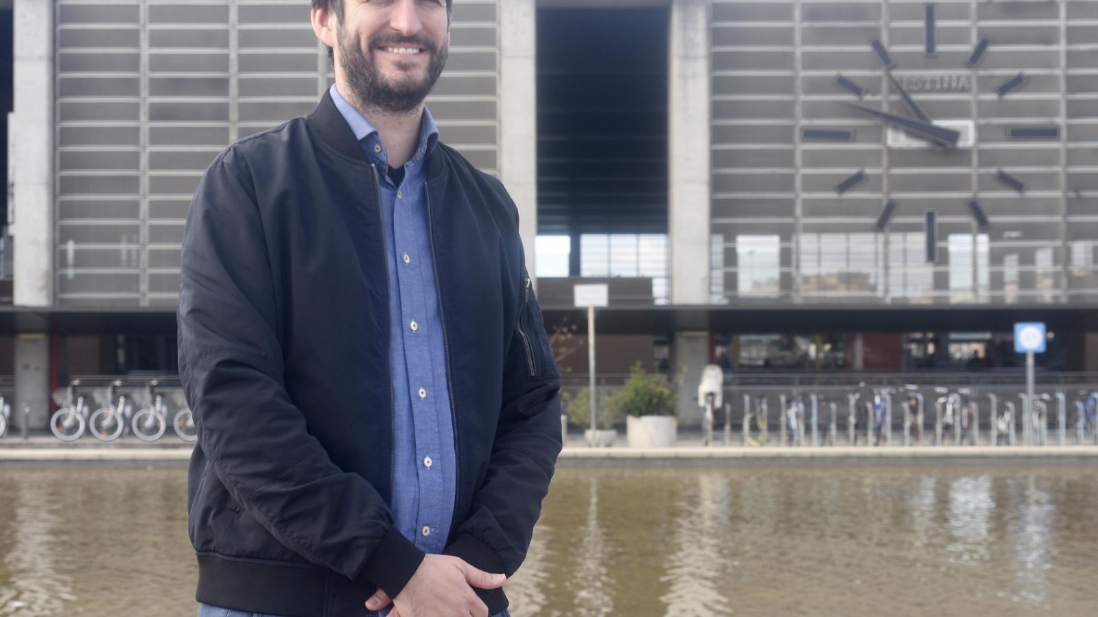 El presidente de la Plataforma Metrotrén ¡Ya!, Israel Ortega, delante de la estación AVE de Córdoba. El presidente de la Plataforma Metrotrén ¡Ya!, Israel Ortega, delante de la estación AVE de Córdoba.