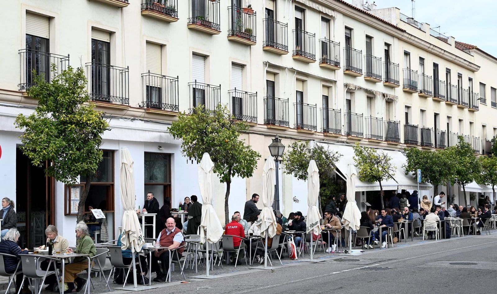 Las calles de Córdoba se llenan de gente con la tregua de la lluvia, en imágenes