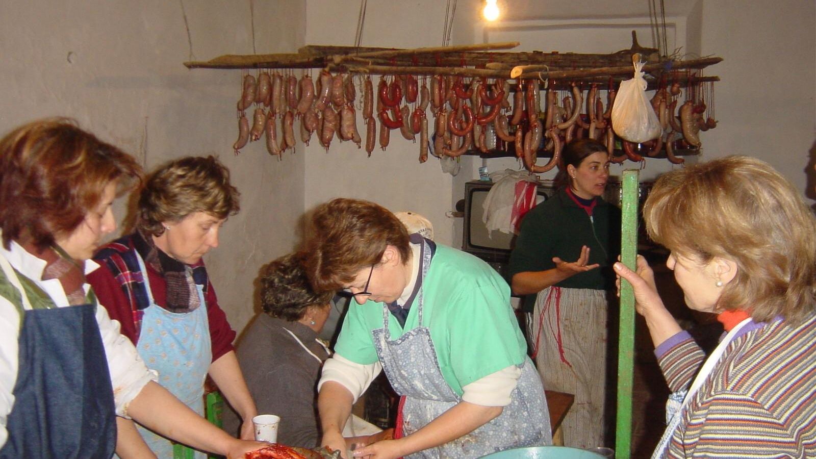 Chacinantas en plena faena de elaboración de embutidos ibéricos.