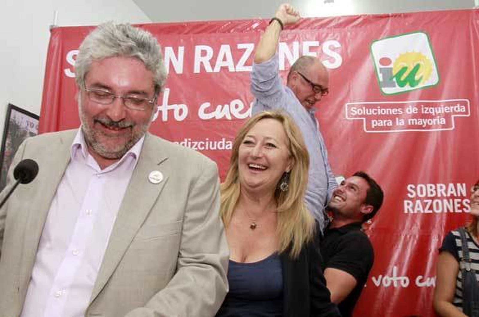 Sebastián Terrada, en primer término, y varios miembros de la lista de IU celebran los resultados electorales del partido. /Lourdes de Vicente