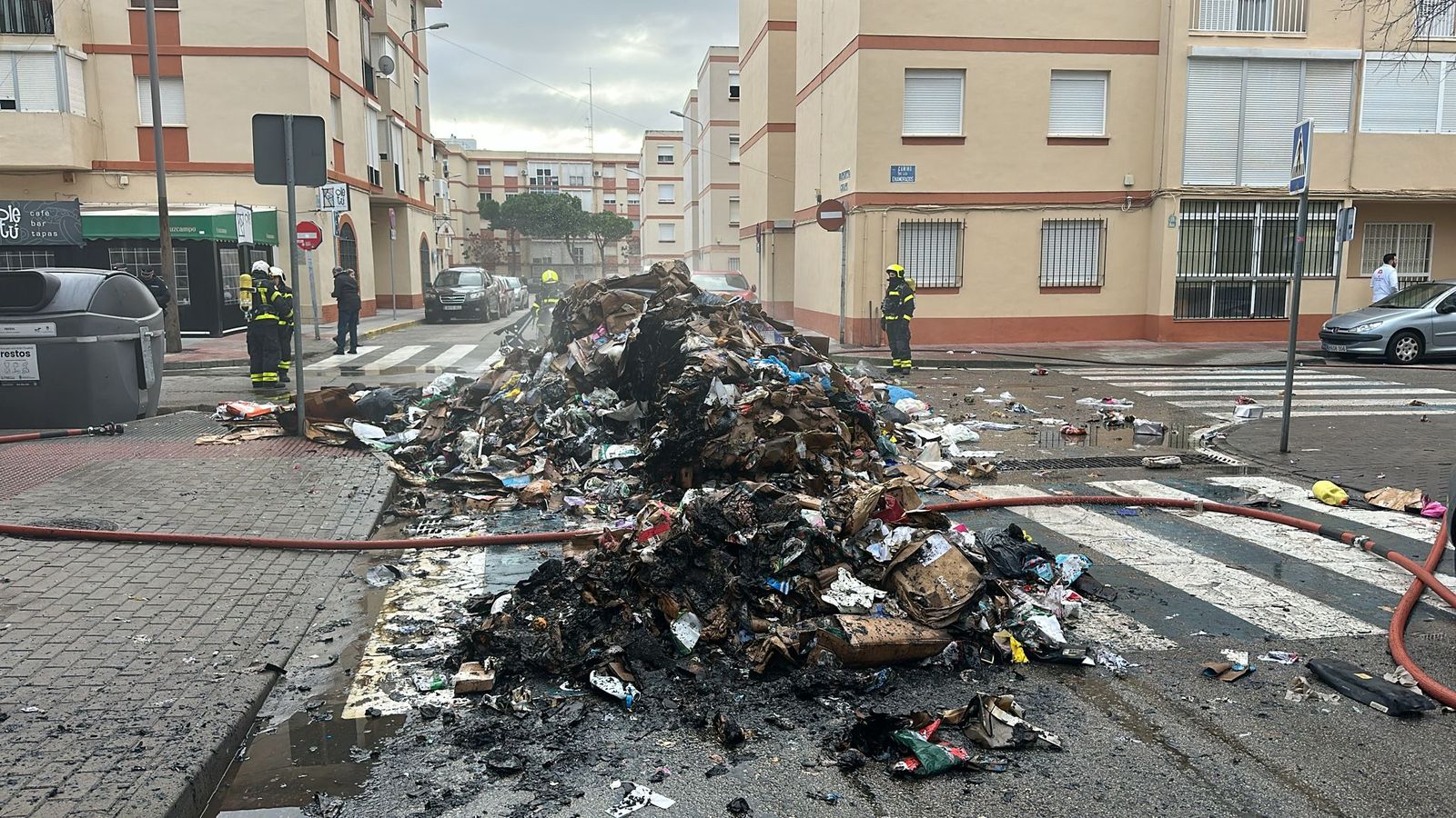 Así quedó la carga del camión tras el incendio.