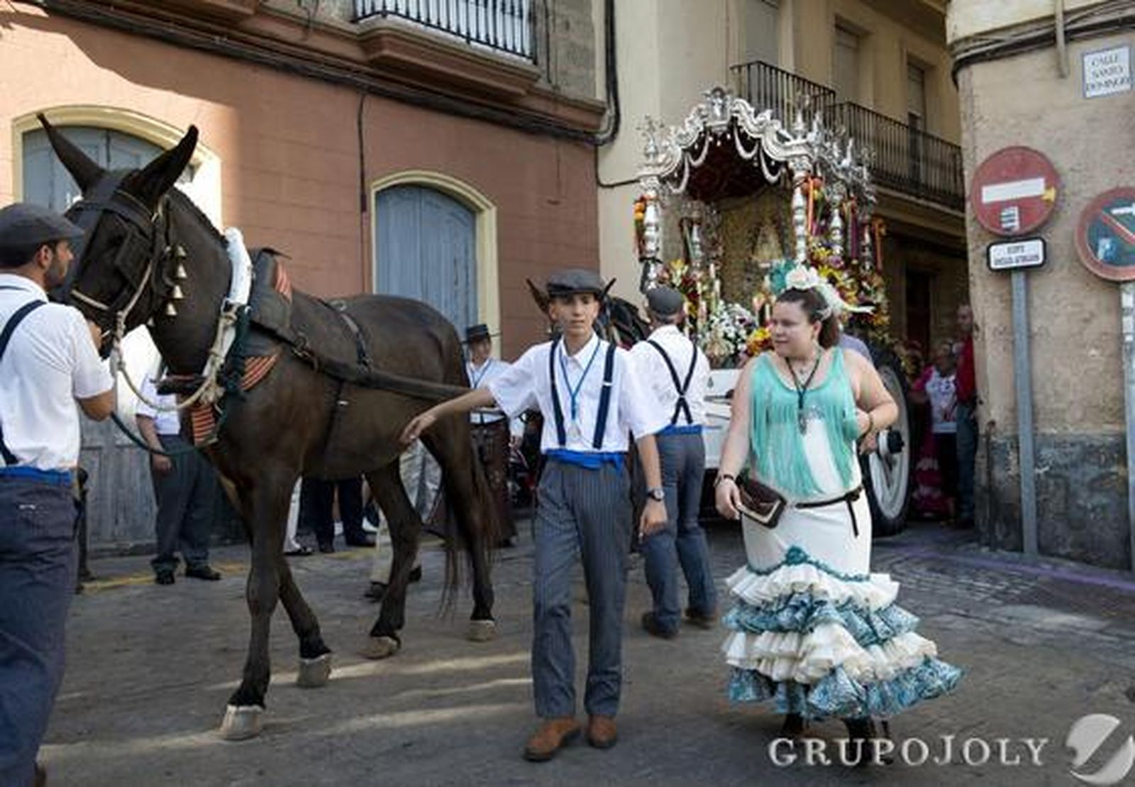El Simpecado de la capital inicia su camino mientras las primeras hermandades gaditanas alcanzan Bajo de Guía. 

Foto: Joaquin Hernandez Kiki