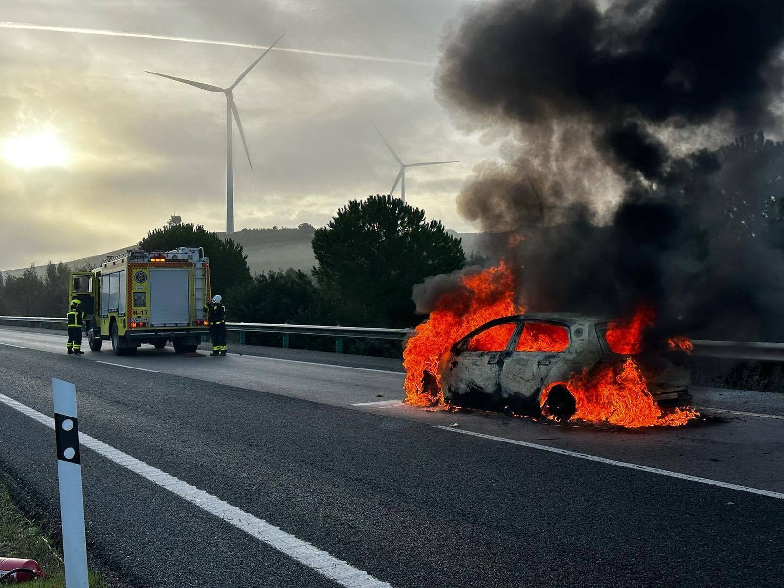 Un coche ardiendo en un accidente.