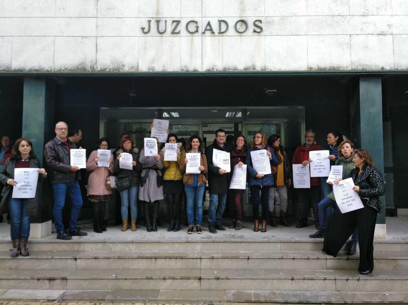 Imagen de la concentración celebrada ayer ante los Juzgados.