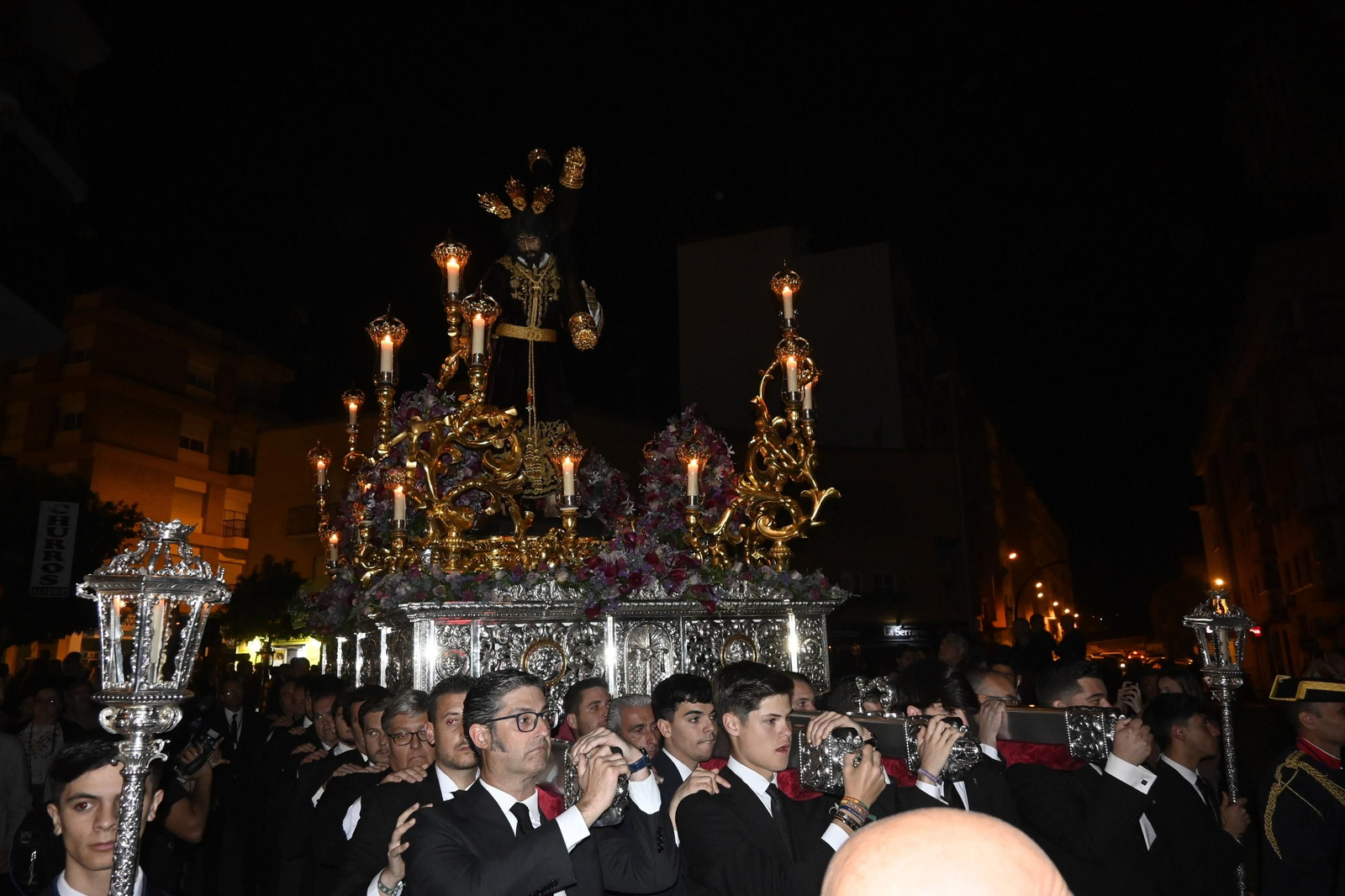 El Vía Crucis de la Semana Santa de Huelva, en imágenes