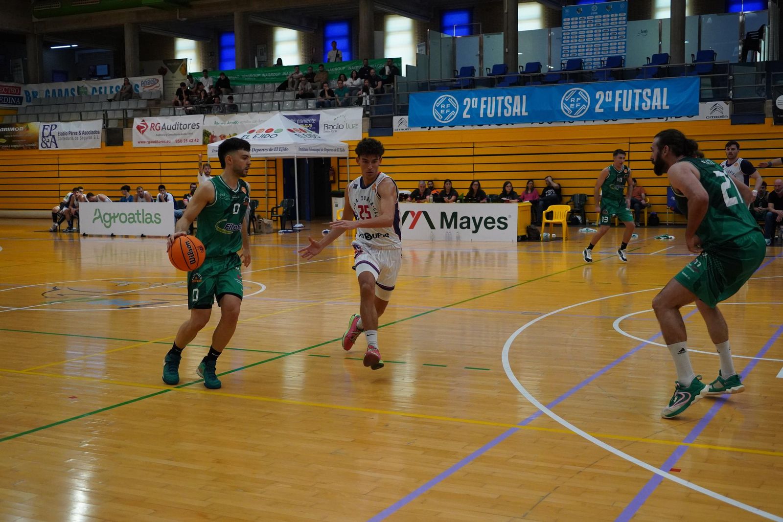Un jugador del conjunto ejidense conduce el balón ante la presión rival durante un encuentro de la presente temporada.