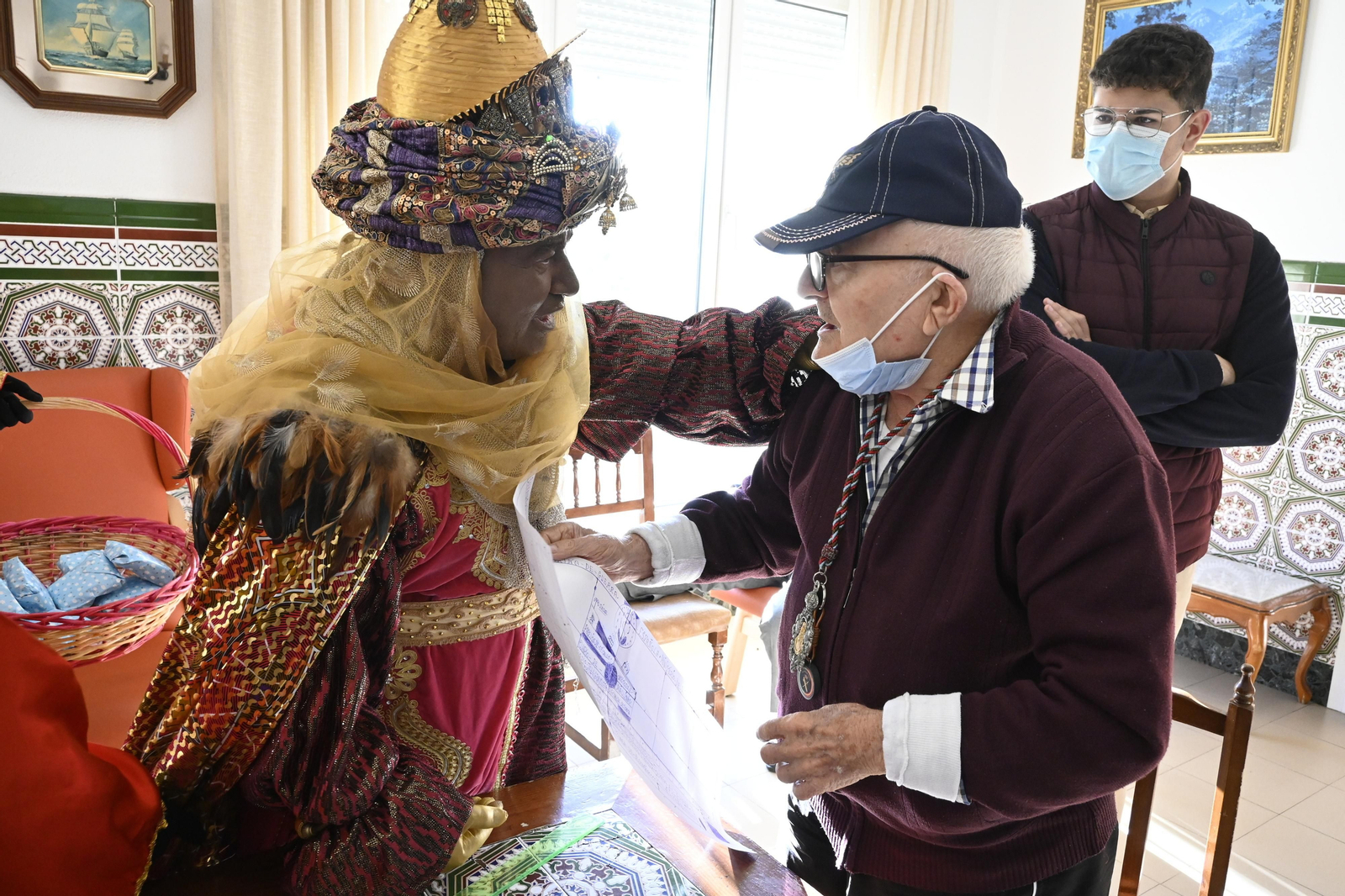 Visita de los Reyes Magos a los ancianos de los asilos de Huelva, en imágenes