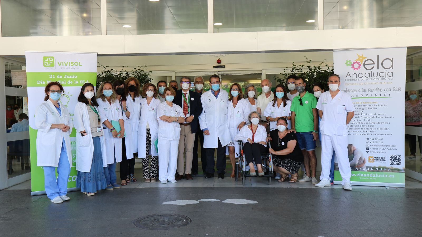Mesa informativa instalada en el 'hall' del Hospital General del Virgen del Rocío.