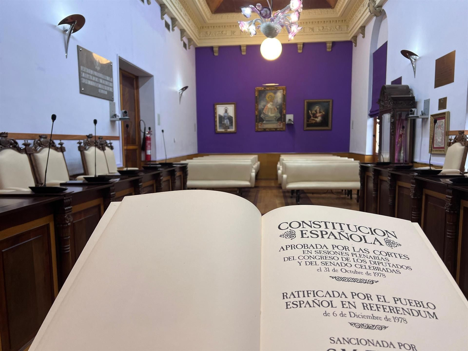 Lectura abierta al público de la Constitución Española en el salón de plenos del Ayuntamiento.