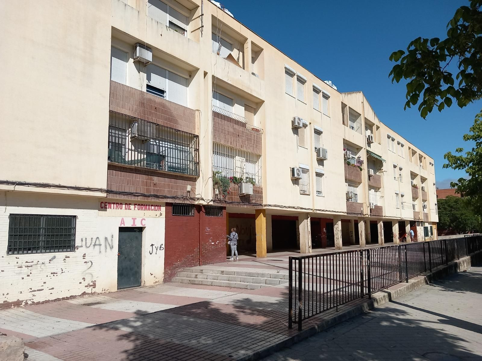 Imagen de las viviendas en la calle Modesto Cendoya de Granada que van a ser remodeladas