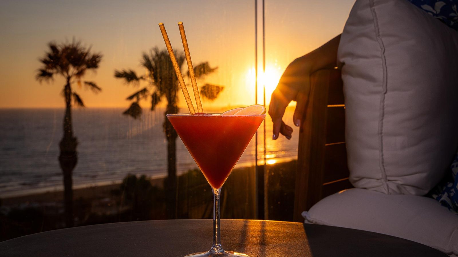 Podrás disfrutar de cócteles de autor y sushi frente al mar