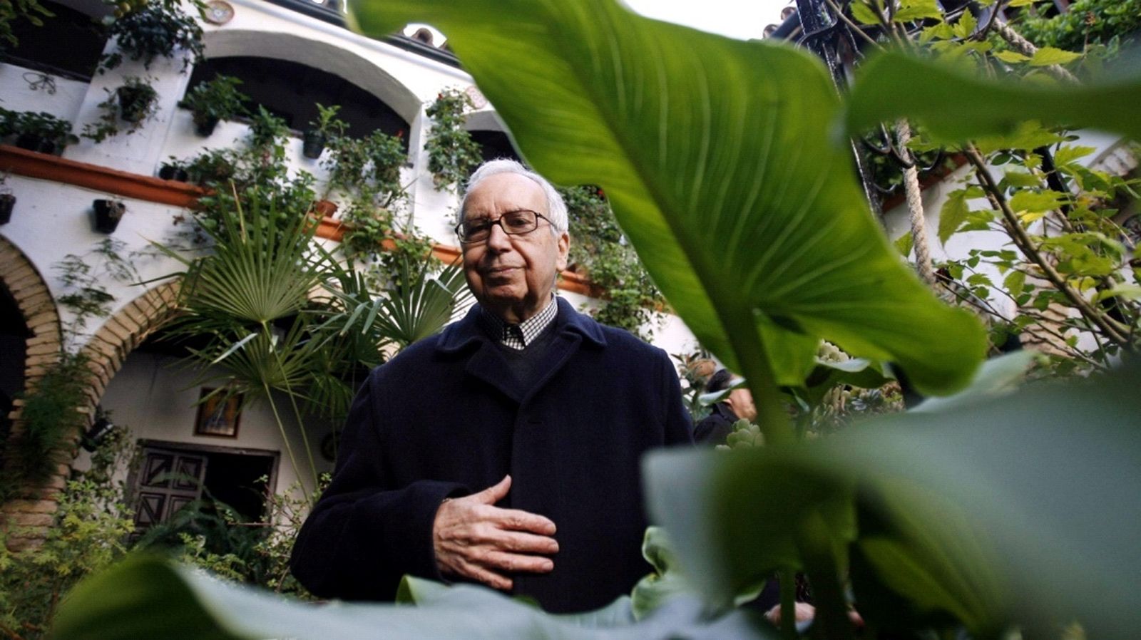 Pablo García Baena fotografiado en 2010 en el patio de la cordobesa calle Parras donde nació.