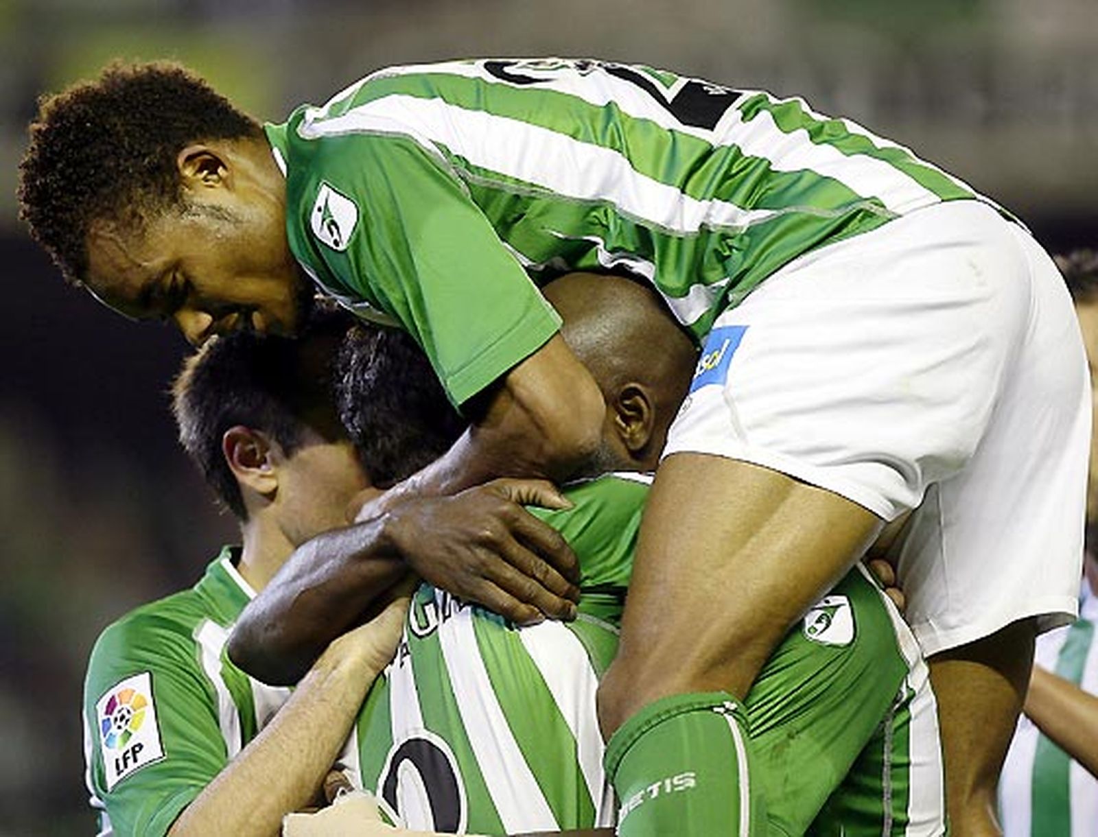 El Betis deja escapar dos puntos ante el Huesca (1-1) en los últimos compases de un partido en el que los de Antonio Tapia terminaron con dos expulsados.

Foto: Antonio Pizarro