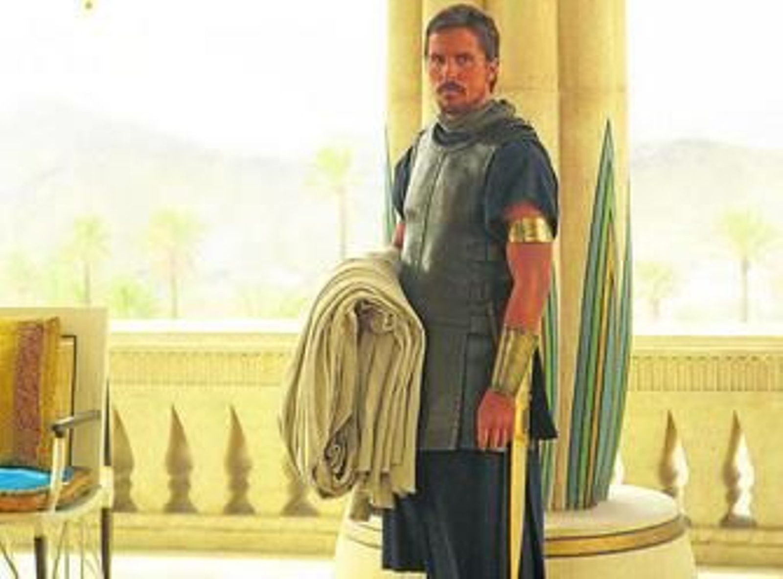 1. Imagen de Christian Bale en el palacio construido en la zona de Sierra Alhamilla para la película Exodus. 2. El actor estadounidense Christian Bale, el director de cine británico Ridley Scott y el actor australiano Joel Edgerton posan para los fotógrafos durante la presentación de la película "Exodus, dioses y reyes", en París el pasado martes. 3. Escena de la película rodada en Tabernas. 4. Christian Bale junto a la actriz española María Valverde durante el rodaje. 5. Escena rodada en Sierra Alhamilla.