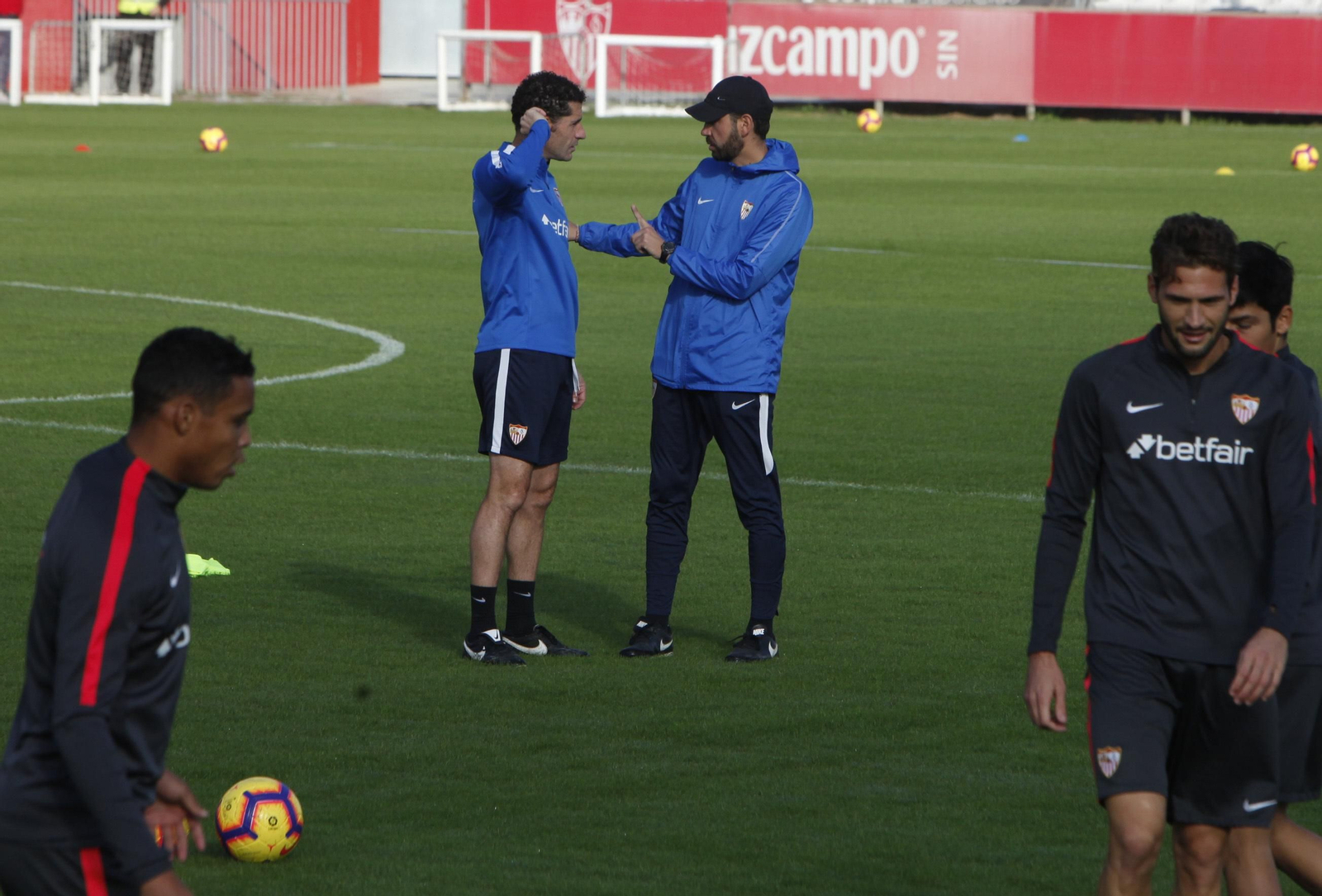 Muriel y Franco Vázquez se ejercitan con Pablo Machín y el preparador físico, Jordi Balcells, al fondo.