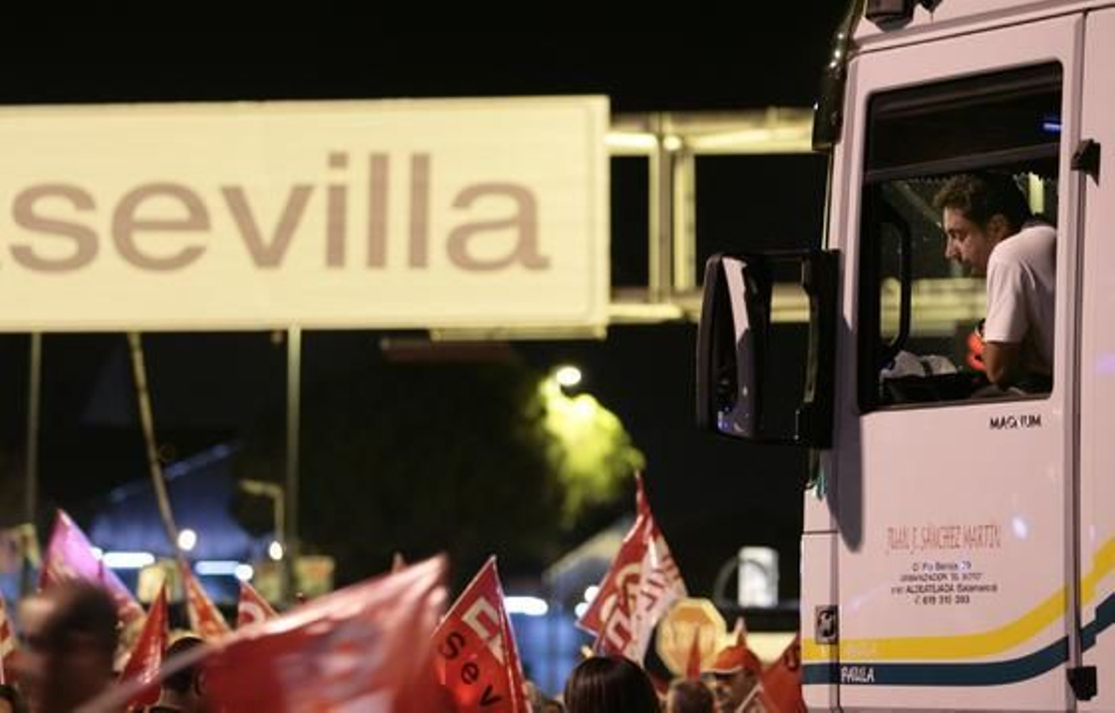 Los piquetes de los sindicatos impiden la entrada de camiones a Mercasevilla.

Foto: Juan Carlos Muñoz