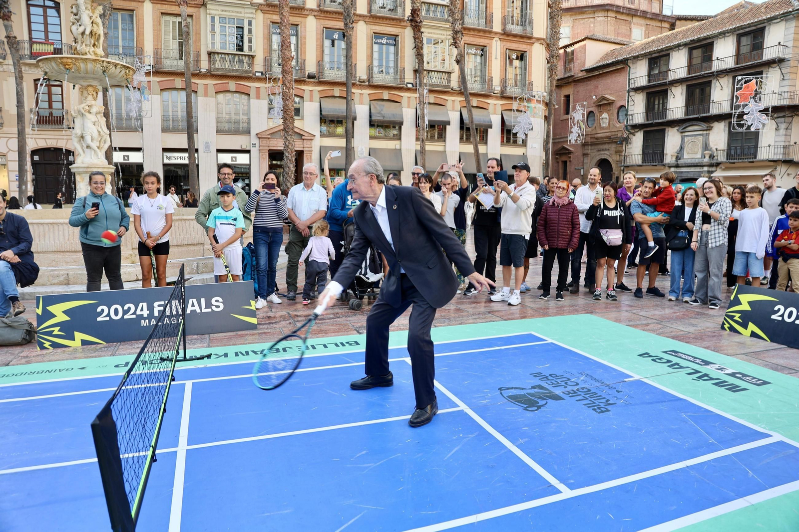 El alcalde De la Torre se anima a jugar con Conchita Martínez en la presentación de la BJKC
