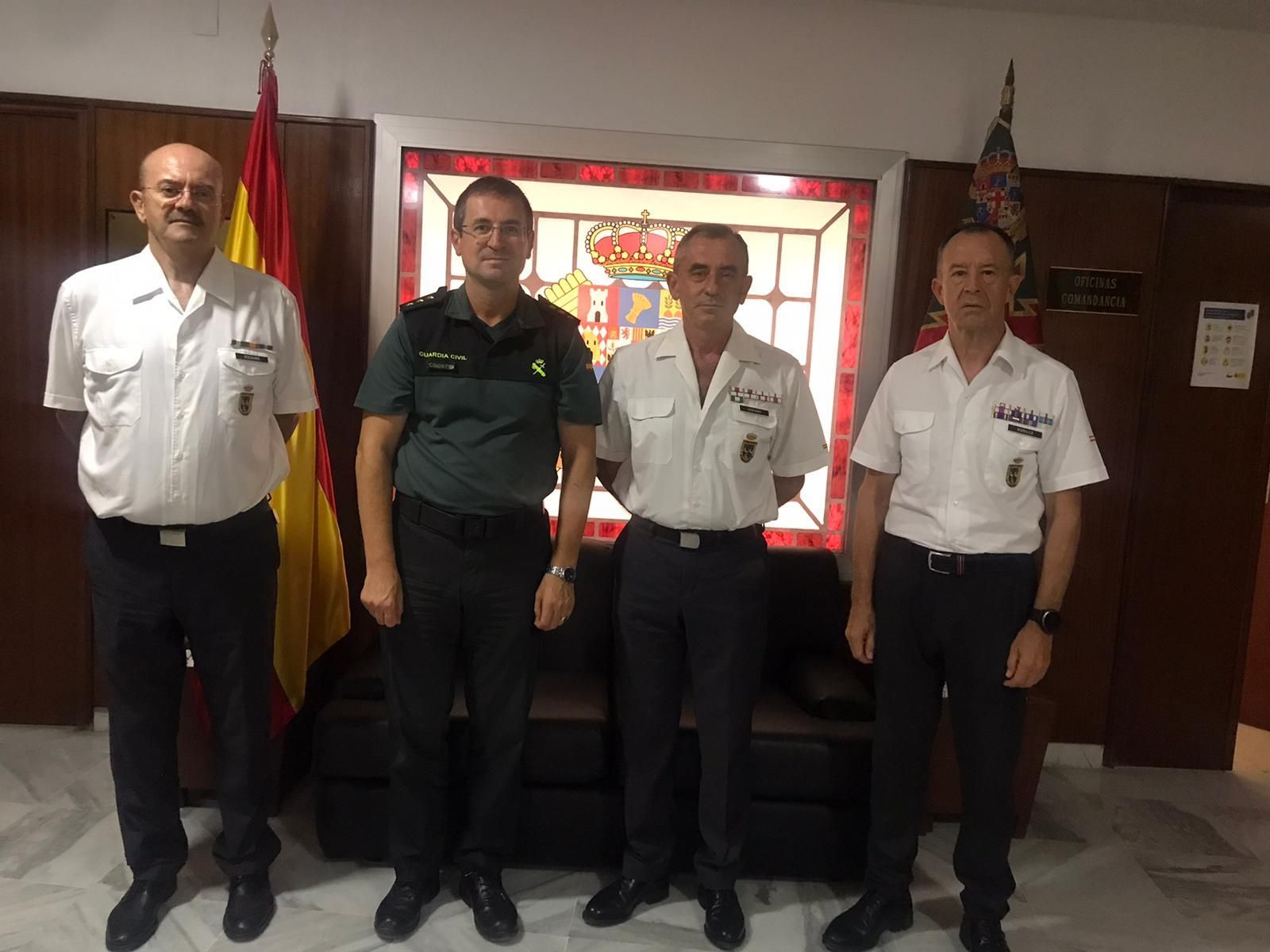 El coronel jefe de la Guardia Civil recibe la visita de los veteranos de Almería